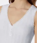 Weißes Damen Chemisette Top aus der SCHIESSER Revival Serie Agathe mit femininem Retro-Design, feinem Ajouré und floraler Spitze am Ausschnitt.